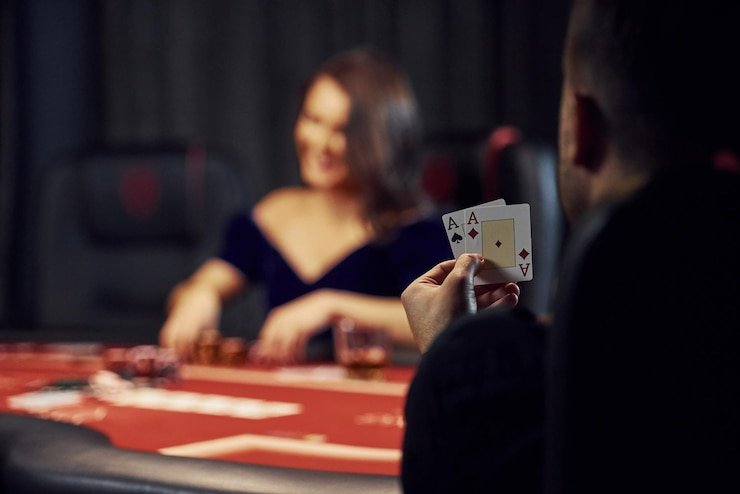Antarmuka aplikasi cairslot menampilkan meja dealer langsung dan permainan slot